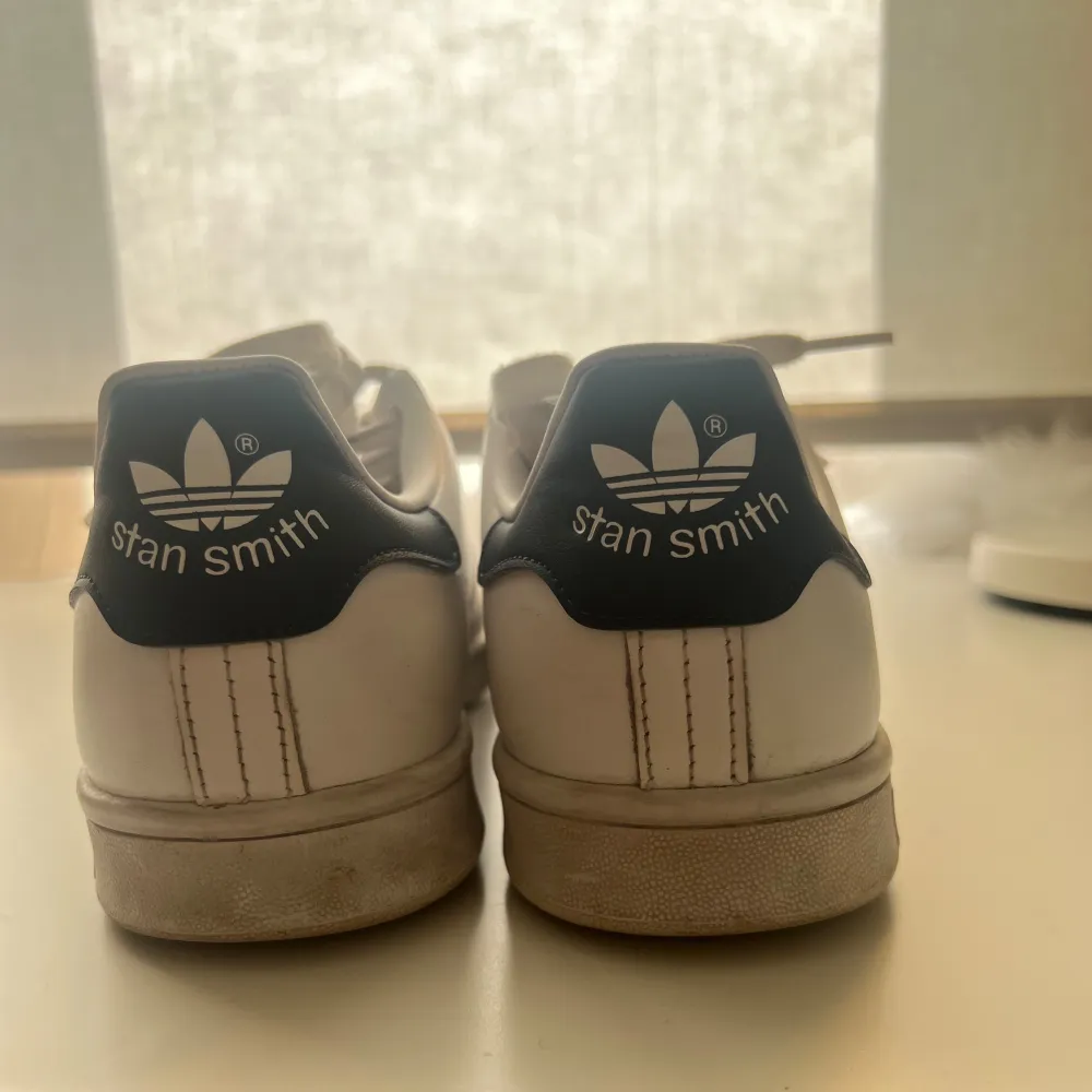 Säljer min Stan Smith skor som jag har köpt på Plick men dom var för stora. Storlek 39 fast fransk storlek så det står storlek 40. Nypris 1200 mitt pris 350💕(pris kan diskuteras) Hör av dig om du har frågor eller vill ha fler bilder💕💕 . Skor.