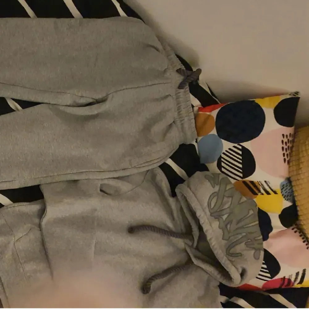 Storlek S/M passar perfekt på båda! En perfekt dress för kallt väder med skönt material. Priset kan diskuteras. Vid snabb affär . Hupparit & Collegepaidat.