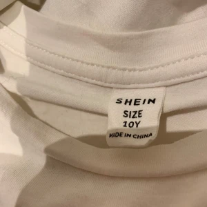 En vit t-shirt/topp - En vit t-shirt med volang på axlarna💗🌸