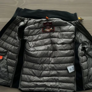  parajumper väst - Köpt på season i Jönköping, inget fel på den slutat använda pga den är för liten, kan gå ner i pris vid snabb affär 