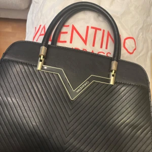 Valentino väska svart  - Valentino väska nypris 200 euro 