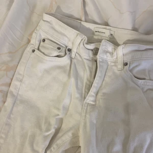 Vita jeans - I bra skicka men liten fläck längst ner på jeansen som knappt syns, jag är 160 cm och jeansen är bara LITE längre än mig. 