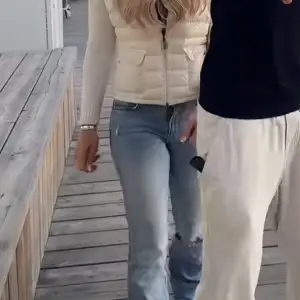 Liknande lågmidjade jeans som saga stq har i videon. Är inte säker på om de är exakt likadana dock men ser ut som de 🌸