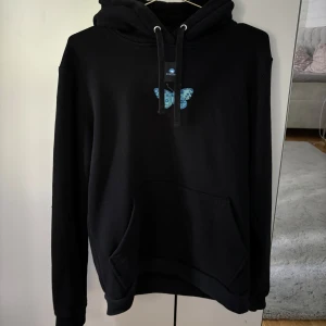 Hoodie, the cool elephant - Fin hoodie från The cool elephant. Köpt för 600kr för nått år sen. Hör av er vid intresse , priset kan diskuteras 💞