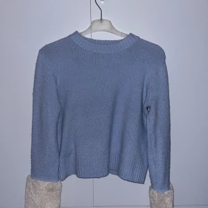 Ljusblå stickad tröja - Zara - Normal i storleken. 