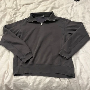 Zara half zip - Zara half zip i bra skick som säljs för den inte kommer till användning i storlek M, pris kan diskuteras 