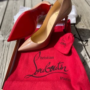 Beige klackskor från Christian Louboutin - Säljer ett par eleganta beige klackskor från Christian Louboutin. Skorna har den ikoniska röda sulan och en spetsig tå. Perfekta för en fest eller en speciell kväll. De är i nyskick och kommer med originalpåse.