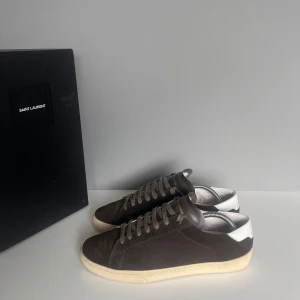 Saint Laurent skor - Säljer ett par snygga saint Laurent skor i storlek 43, cond 8,5/10 lite smuts på sulan annars i sjukt bra skick! Tillkommer OG box
