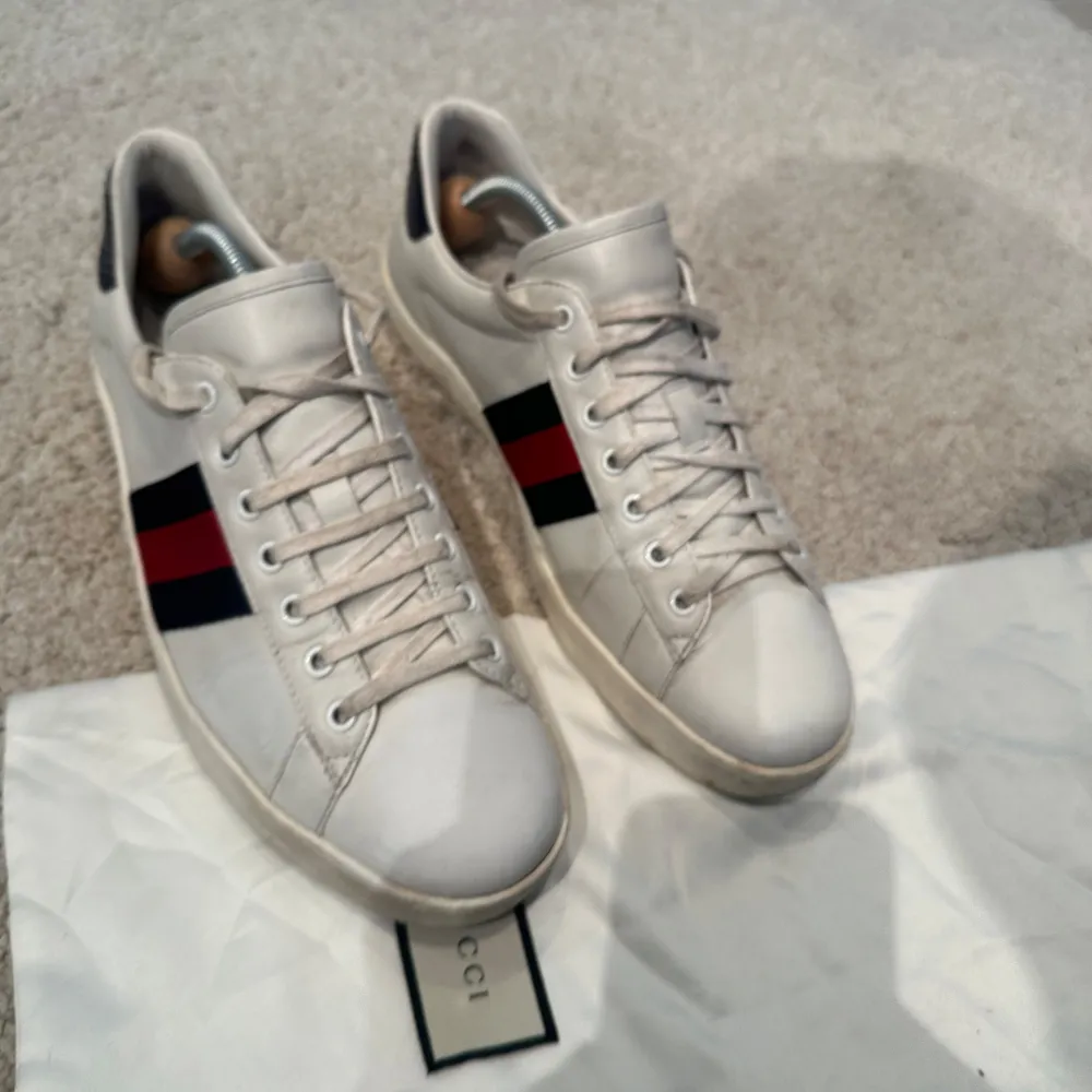 Gucci ace storlek 44, i ny skick!  Pris 2199kr, ingår dustbag!. Skor.