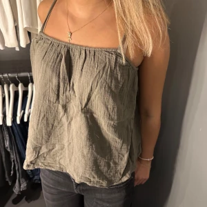Grön topp - Super söt topp från hm i storlek s, möts upp i Stockholm eller fraktar🤍