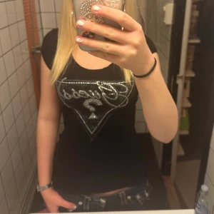 Gues T-shirt med righnstones  - Skit snygg guess tröja med righnestones. Tröjan är i bra skick förutom att några av diamanterna har lossnat. Storlek xs men känns mer som s 