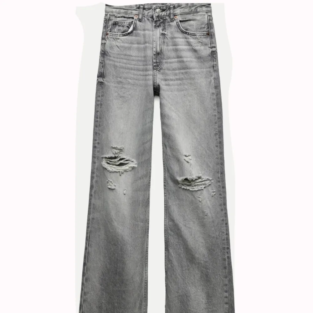 Köpte denna jeans från zara har bara använd 3-4 gånger max det är helt ny fortfarande säjer det pågrund av att jag inte använder den längre och jag och också klippt jeansen pågrund av det var lite för stor för mig jag är 165 och det passar mig bra.. Jeans & Byxor.