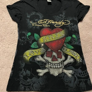 Ed Hardy tröja  - Ed Hardy tröja som inte kommer till användning 