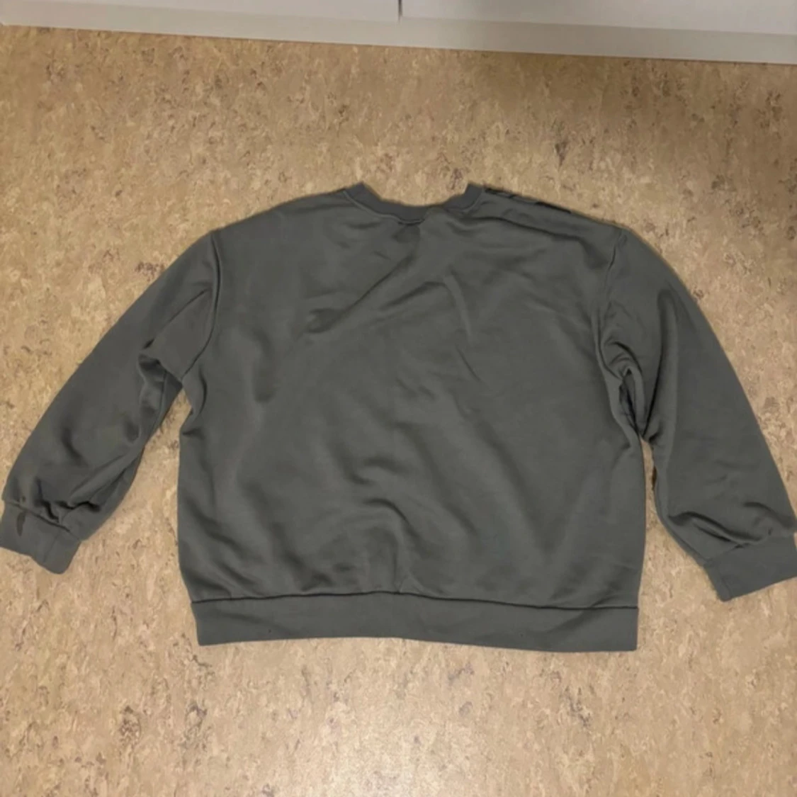 Grå sweatshirt med abstrakt mönster - 90