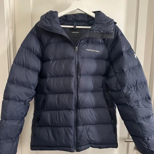 Peak performance Dunjacka - Tja! Säljer nu min Peak performance jacka för att den har blivit för liten, inköpt förra hösten för 4200kr i affär, en liten defekt är inuti jacka men inget man märker av, passar dig som är mellan 175-185, hör av er vid funderingar✌🏽