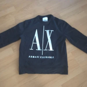 Svårt Armani tröja - Säljer en svart armani tröja. Storlek Xs bra skick.
