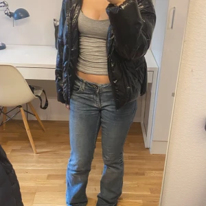 Glansig vinter jacka - Jättefin puffig och glansig jacka från veromoda storlek S, men funkar nog även för M