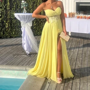 Dress klänning - Selling my dress in baby yellow , used once size 34-36  Säljer min fina fest Klänning I storlek 34/36  