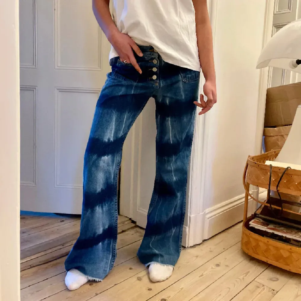 Jättesnygga unika jeans🥰 Bilderna är lånade av hon jag köpte dem av. Hon som har på sig byxorna är 168. Jeans & Byxor.