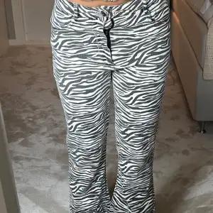 Såååå coola zebra jeans booutcut! Inteessekoll! Stolek s och sitter bra i längden på mig som är 162!