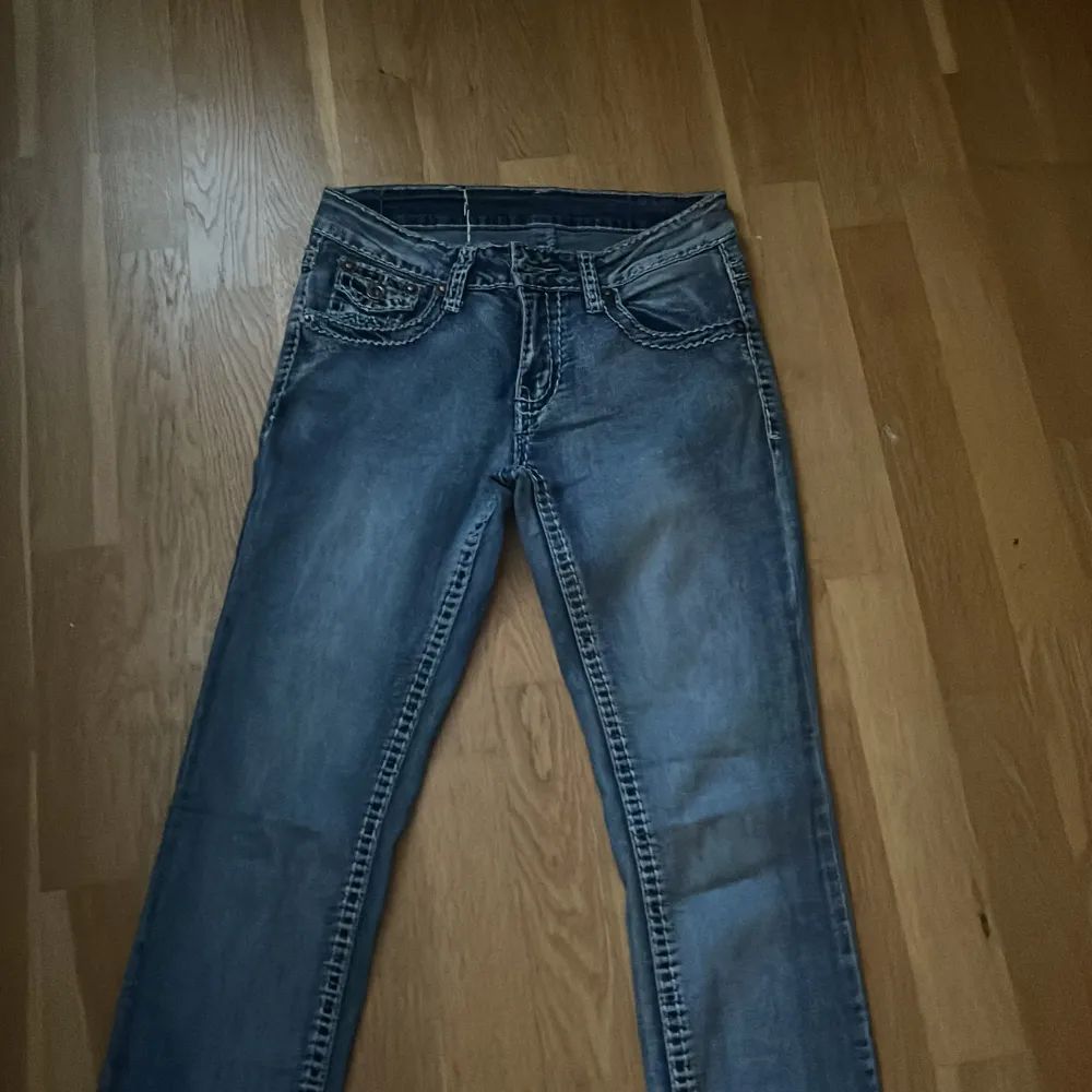 Helt oanvända och dom är ganska skinny storlek 36 jag är 167 och dom passar mig i längden  . Jeans & Byxor.