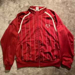 Nike - Nike tracksuit i storlek m. Inga större defekter än att dragkedjans dragdel är lite av. 