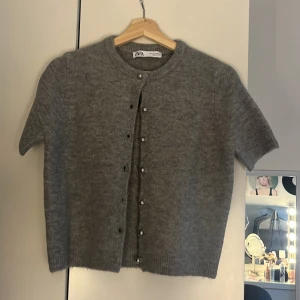 Zara kofta - Populär kofta från zara som är slutsåld, oanvänd i stolek M(sitter som en S), jätteskönt material💕Originalpris 329kr!
