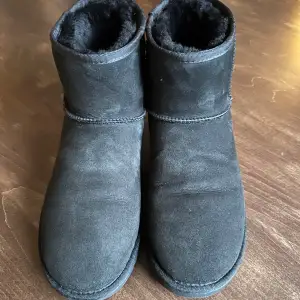 Svarta Uggs i storlek 43, inte använda så mycket, allt og medkommer. Pris kan absolut diskuteras