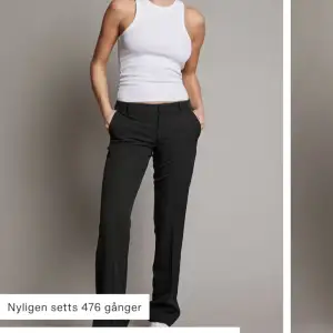 Kostymbyxor ifrån bikbok som är slutsålda  i storlek 36. Inte mycket använda och i ett mycket fint skick! Köpte för 499kr och säljer för 299kr❤️