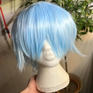 Nyskick Blå kort peruk, Arda Wigs Hansel CLASSIC. Cosplay, Genshin Impact - Oanvänd/nyskick blå peruk från Arda Wigs. Peruken heter Hansel CLASSIC i färg Aqua. Peruken är tjock och bra kvalité. Heat-resistant.