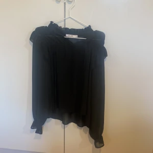 Fin blus🎀 - Fin! storlek 38 Nyskick, normal i storleken! Den är ganska genomskinlig! Använd gärna köp nu! 💝