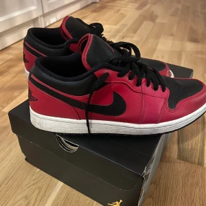Jordan 1 low - Jordan 1 low reverse bred pebbled swoosh. Skick 7/10 (se bild 3, går att limma) ❗️ALL OG❗️ 200 eller högst bjudande, orginalkvitto finns vid förfrågan 