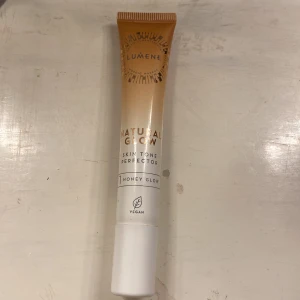 Lumene natural glow - Säljer en smink produkt från lumene i färgen honey glow för 80 kr. Använd en gång då jag råka köpa fel färg. 