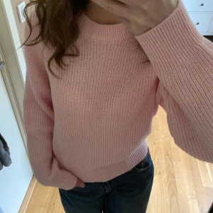 Stickad tröja - Super fin och skön ribbstickad tröja. Aldrig använd, så den ser helt ny ut! 💖