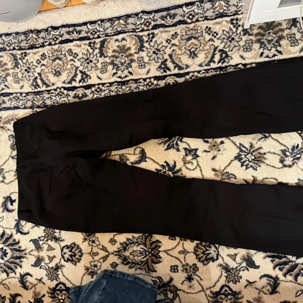 Superfina kostymbyxor från bikbok, säljs då de inte kommer till användning för de är för stora! Använda fåtal gånger💕 Nypris 500kr. Farkut & Housut.