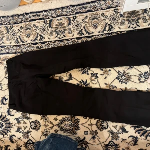 Kostymbyxor - Superfina kostymbyxor från bikbok, säljs då de inte kommer till användning för de är för stora! Använda fåtal gånger💕 Nypris 500kr
