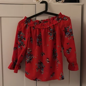 Blommig blus/topp - Oanvänd