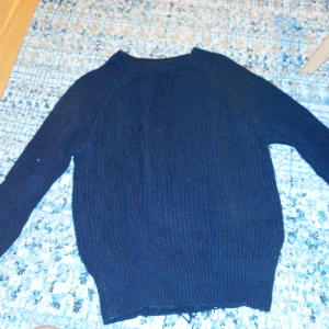 Stickad tröja - Jätte fin stickad tröja från lager men är lite sliten skriv till mig om ni har fler frågor 🤗