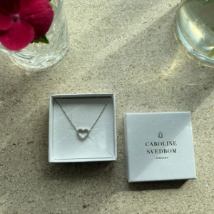 Caroline Svedbom - Så vacker halsband från Caroline Svedbom! Aldrig använt helt nytt!❤️❤️