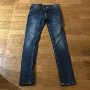 Säljer dessa feta nudie jeans dom har skick 10/10 storlek är W30/L36 de är en smal/slim modell. Skriv vid minsta fundering