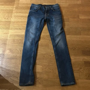 Nudie jeans - Säljer dessa feta nudie jeans dom har skick 10/10 storlek är W30/L36 de är en smal/slim modell. Skriv vid minsta fundering