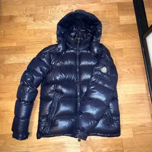 Säljer min marinblå moncler maya som är i perfekt skick och har bara används under en vinter, det finns inga defekter eller skador, storlek 2. (Skriv innan du köper) 