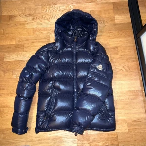 Moncler maya  - Säljer min marinblå moncler maya som är i perfekt skick och har bara används under en vinter, det finns inga defekter eller skador, storlek 2. (Skriv innan du köper) 