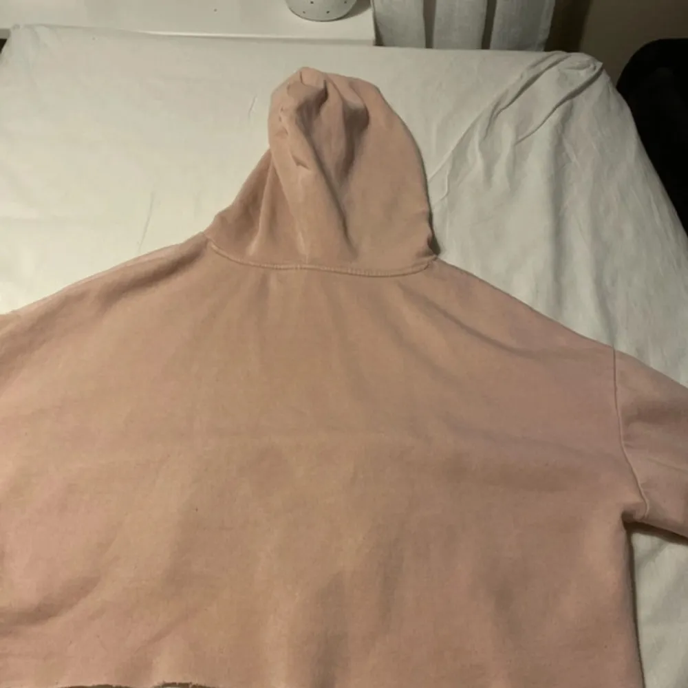 Säljer en superfin rosa croppad hoodie med texten 'LOVERS OVER HATERS' på bröstet. Den är i storlek M och har en skön, avslappnad passform. Perfekt för en chill dag eller när du vill sprida lite kärlek! 💖. Tröjor & Koftor.