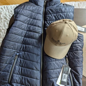 Equestrian väst - Helt oanvänd. Nypris 1499  https://equestrianstockholm.com/sv-se/products/men-equestrian-vest?variant=43377470111944