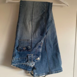 Populära hm jeans - Köpta här på Plick men säljer då dem inte var i den storleken som säljeren sa att dem var, så aldrig använda av mig. Dem har två stora slitningar/ hål bak vid hälarna från förra ägaren men det går att sy upp om man vill🌸 hör av er vid frågor❣️