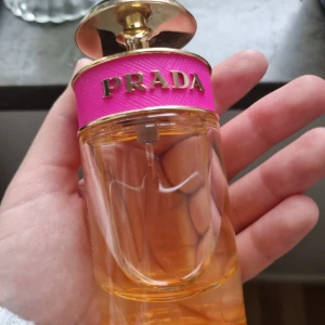 Prada Candy - Prada Candy är en lekfull och sofistikerad doft, en orientalisk gourmanddoft som kombinerar vit mysk, varmt bensoeharts och en beroendeframkallande twist av söt karamell. Säljs pga jag bytte parfym-smak:) Annars jättefin doft!