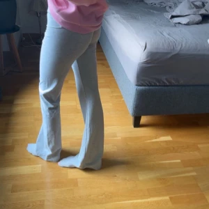 Yoga pants  - Säljer dessa sköna gråa yoga pants från Nelly då de ba inte kommer t användning, fint skick då ja använt de typ två gånger💓