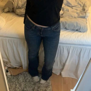 Low waist bootcut från Zara - Använda få tal gånger, stretchiga, Fint skick.