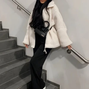 Teddy jacka - Säljer denna helt oanvända Teddy jacka från AMOISE.  Har bara testats och är för tillfället slutsåld på hemsidan 